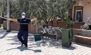 Mahalleli çaldı, temizlik işçisi oynadı