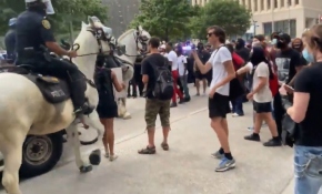 ABD’de atlı polis göstericiyi ezdi