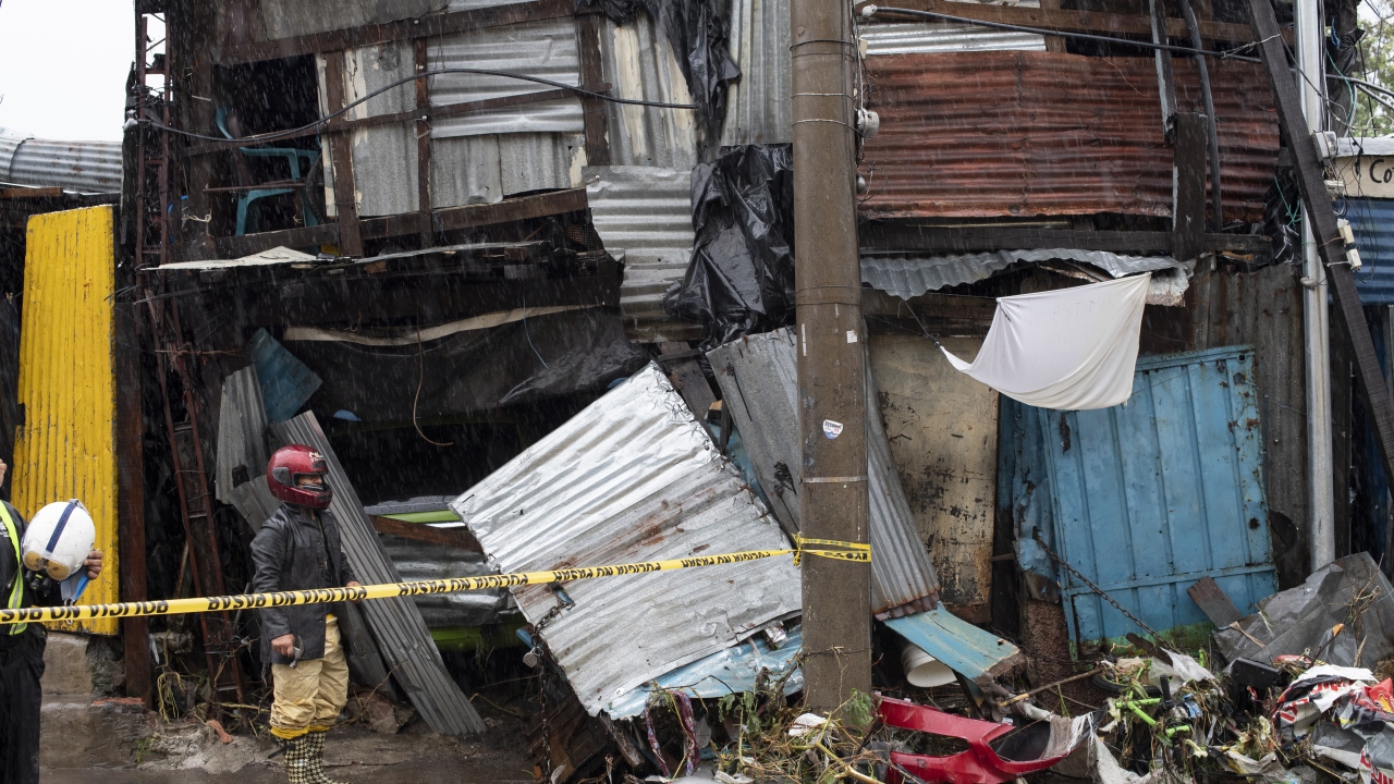  Aşırı yağmurlar birçok bölgede toprak kaymalarına neden oldu.