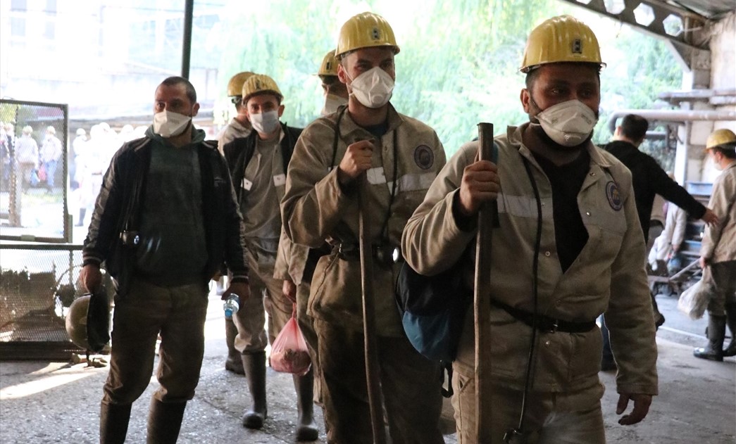 TTK Üzülmez Müesssese Müdürlüğüne bağlı madenci ocağında çalışan işçilere, tertip almalarının ardından görev dağılımı yapıldı.