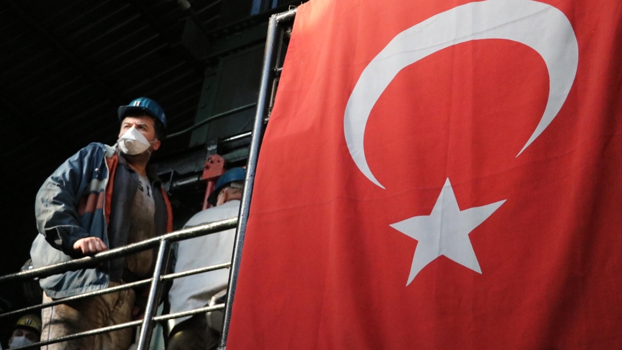 Daha sonra iş yeri hekimlerince ateşleri ölçülen ve sosyal mesafe konusunda bilgi verilen işçilere, kurumca maske dağıtıldı.