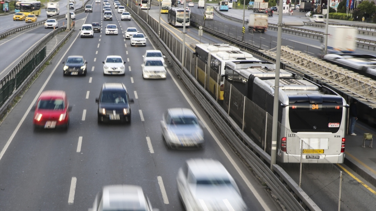 Seyahat kısıtlamasının kalkması ve bazı işletmelerin açılması dolayısıyla İstanbul`da araç ve yaya trafiği gözlemlendi. 