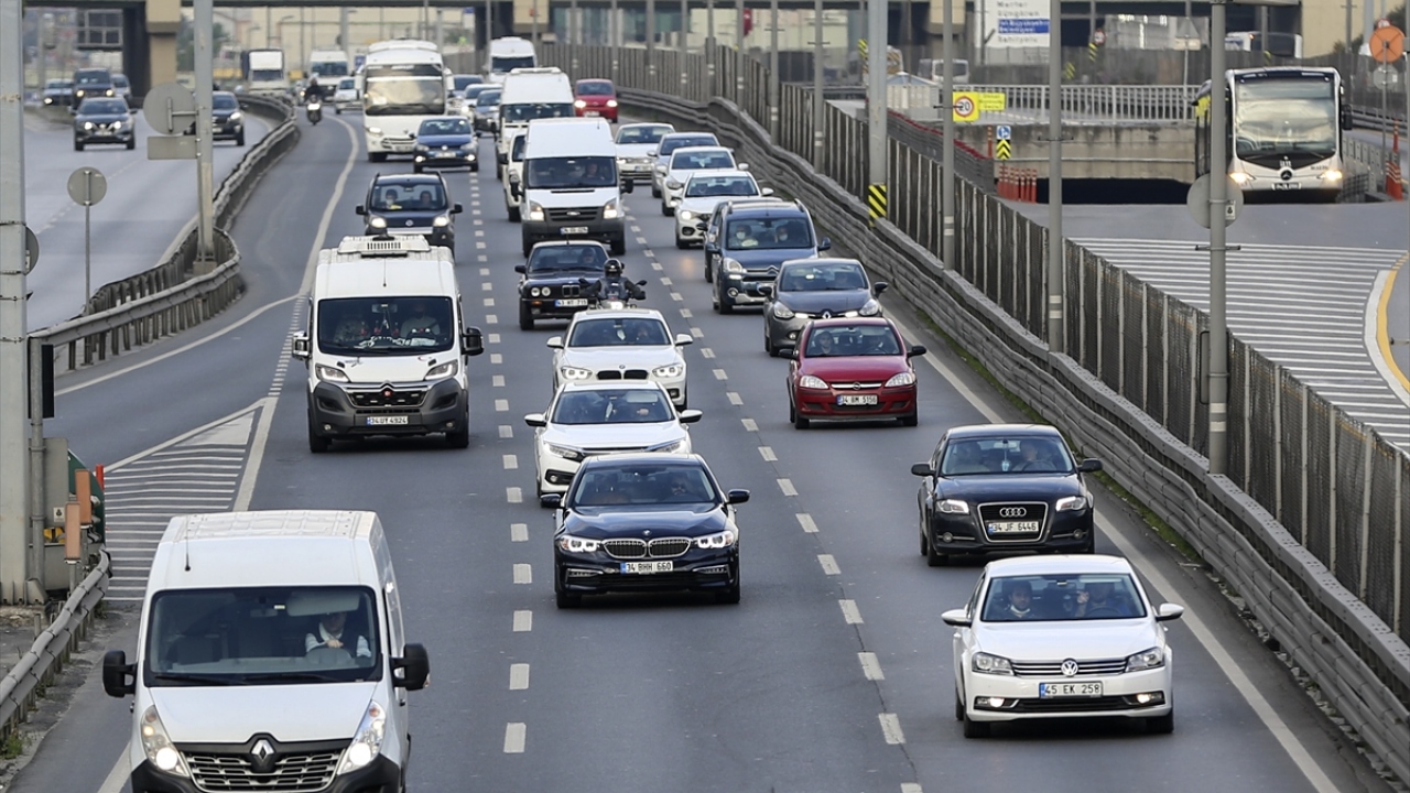 Cumhurbaşkanı Recep Tayyip Erdoğan`ın açıkladığı normalleşme adımları kapsamında kafe, restoran gibi işletmelerin de açılmasıyla şehirde araç ve yaya hareketliliği arttı.