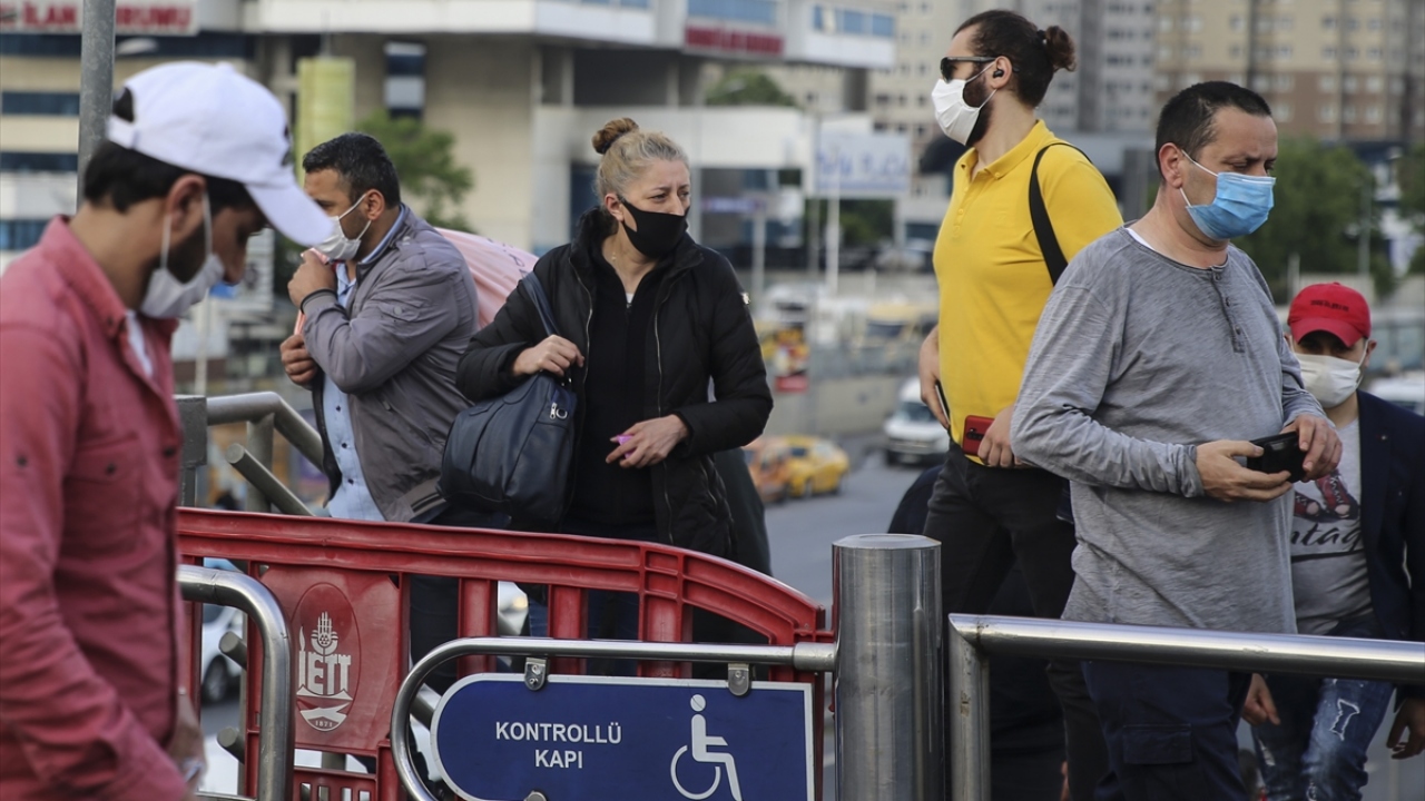 Kısıtlama sonrası ilk günün sabahında Cevizlibağ`da vatandaşların koruyucu maske takarak işlerine gittikleri görüldü.