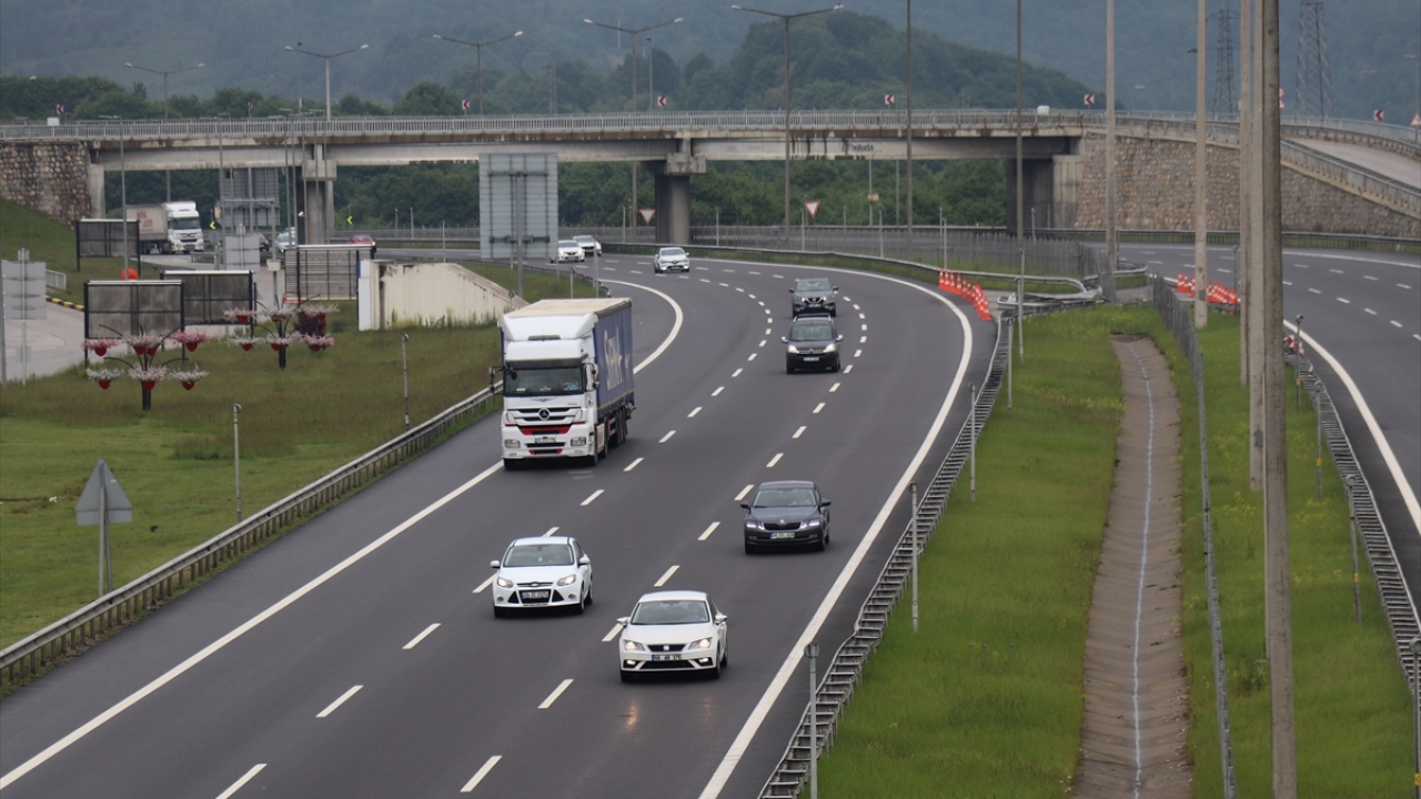 Yeni tip koronavirüs (Covid-19) tedbirleri kapsamında şehirler arası seyahat kısıtlamasının kalkmasıyla Anadolu Otoyolu`nun Bolu Dağı Tüneli kesiminde araç yoğunluğu oluşmaya başladı. 