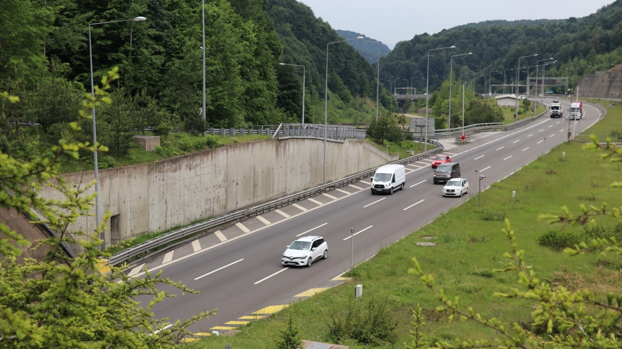 Yoğunluğun özellikle otoyolun Ankara yönünde artış gösterdiği görüldü. 