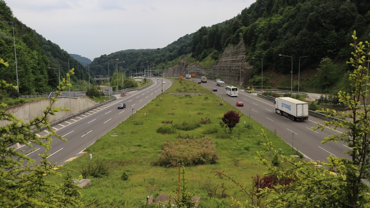 Otoyol, Kaynaşlı ile Abant Kavşağı arasında bulunan 90 kamera ile Tünel Kontrol Merkezi`nden 7/24 saat takip ediliyor. 