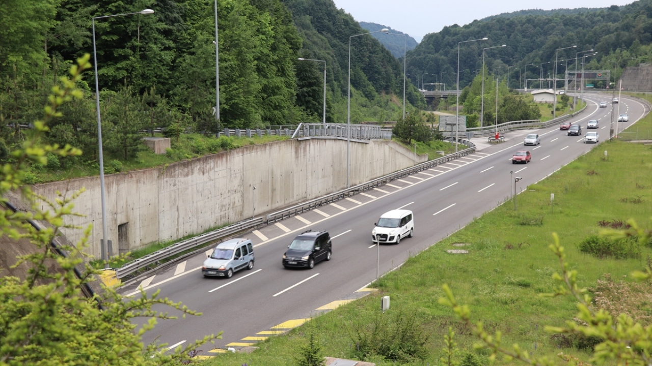 Öte yandan D-100 kara yolunun Bolu Dağı kesiminde de araç yoğunluğu yaşanmaya başladı. 
