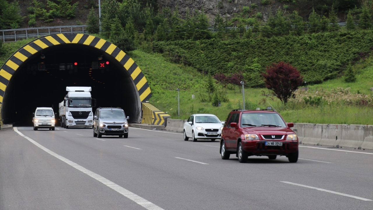 Bolu ve Düzce İl Emniyet Müdürlüğü ve Karayolları ekipleri, trafiğin artmasıyla yaşanabilecek olumsuzlukların önüne geçmek için çalışmalarını sürdürüyor. 