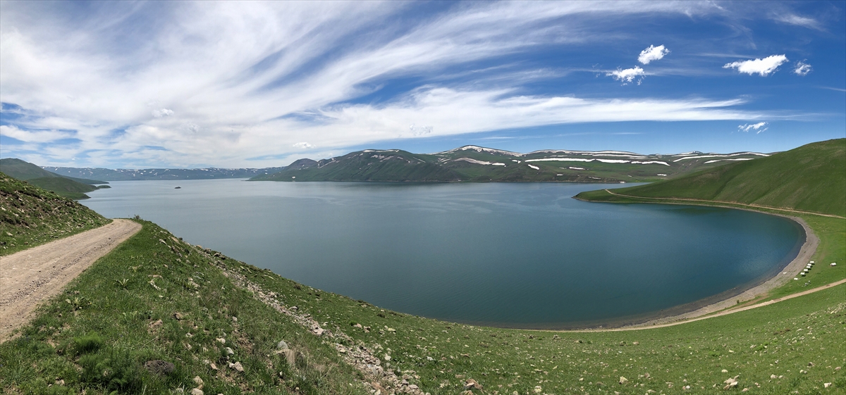 Iğdır ile Ağrı sınırında bulunan, Ağrı`nın Taşlıçay ilçesine ait Balık Gölü, sunduğu doğal güzelliklerinin yanı sıra birçok kuş türüne de ev sahipliği yapıyor. 