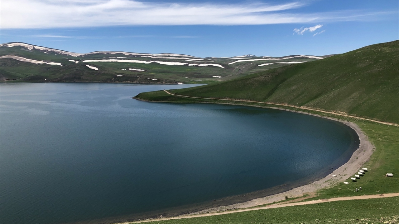 Gölde yer alan yaklaşık 15 dönümlük ada, her dönem farklı kuşlar tarafından kullanılıyor. 