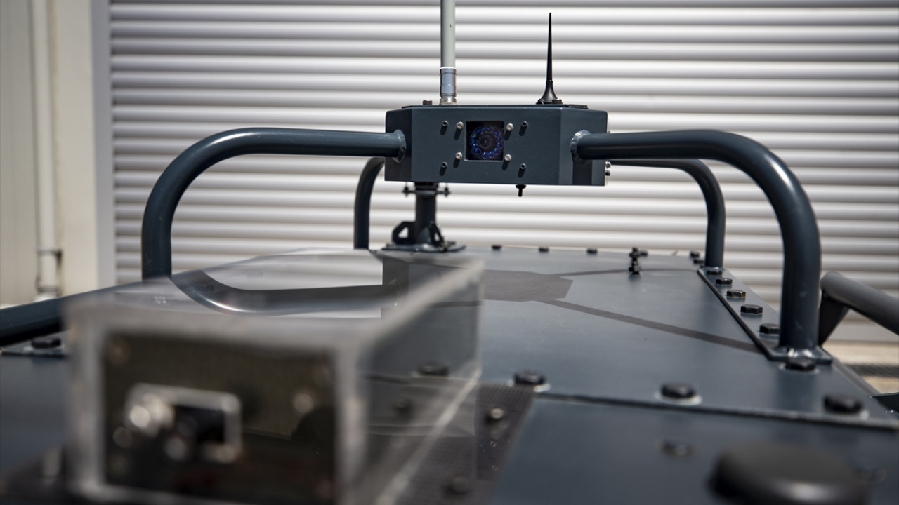 Elektrikli motora sahip araç, saatte 7 kilometre hıza çıkabiliyor. Araç, 2 saatten fazla operasyon süresiyle görev yapıyor.