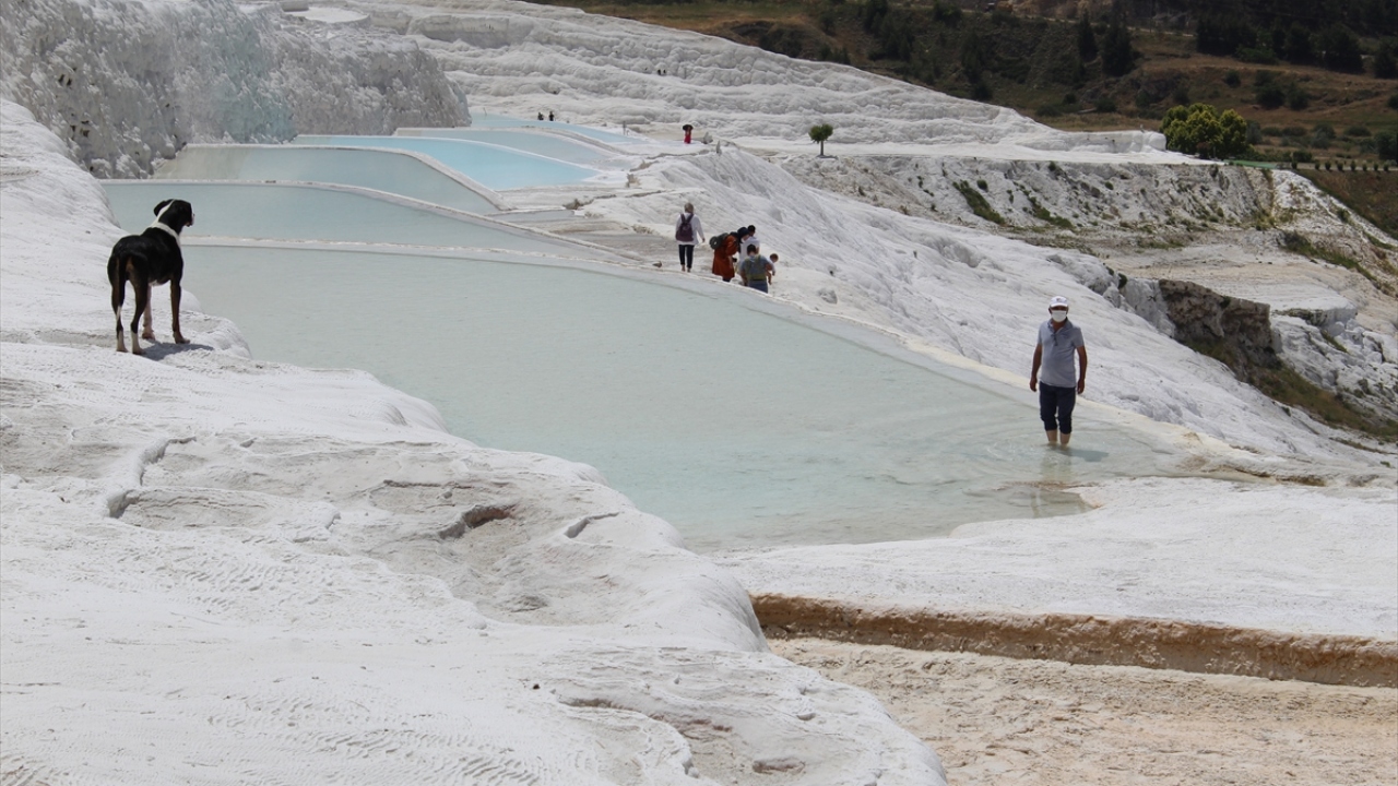 Kontrollü sosyal hayata geçişle Pamukkale de misafirlerine kapılarını açtı. Yaklaşık 2,5 aydır sakin günler geçiren bölgede kapıların açılmasıyla hareketlilik görüldü. 