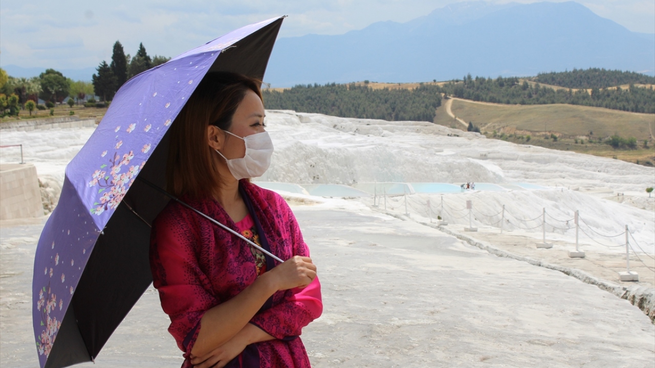 Güvenlik görevlileri, turistleri, sosyal mesafenin korunması konusunda uyardı.