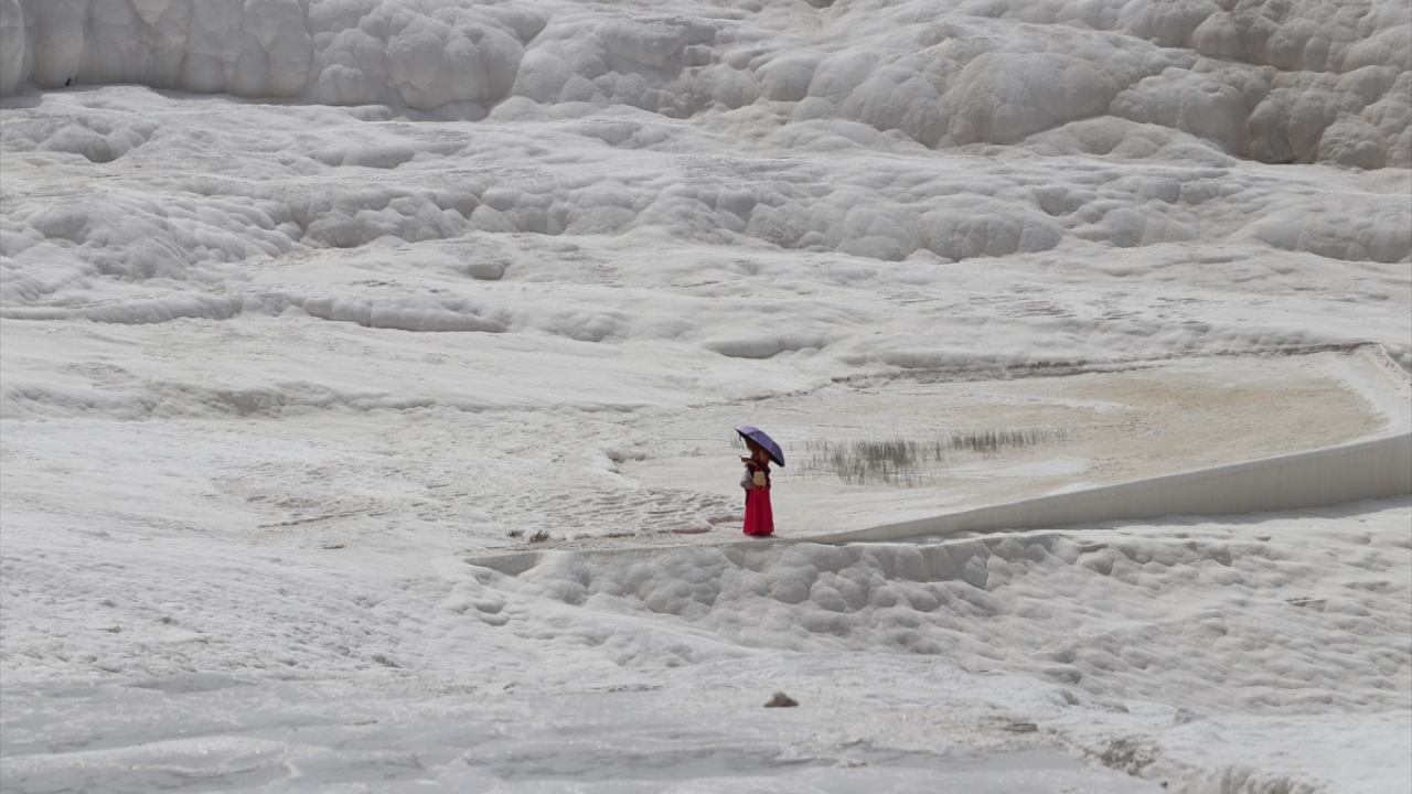 Geçen yıl 2 milyonun üzerinde turistin ziyaret ettiği Pamukkale, Covid-19 önlemleri kapsamında geçici olarak ziyaretçilere kapatıldı.