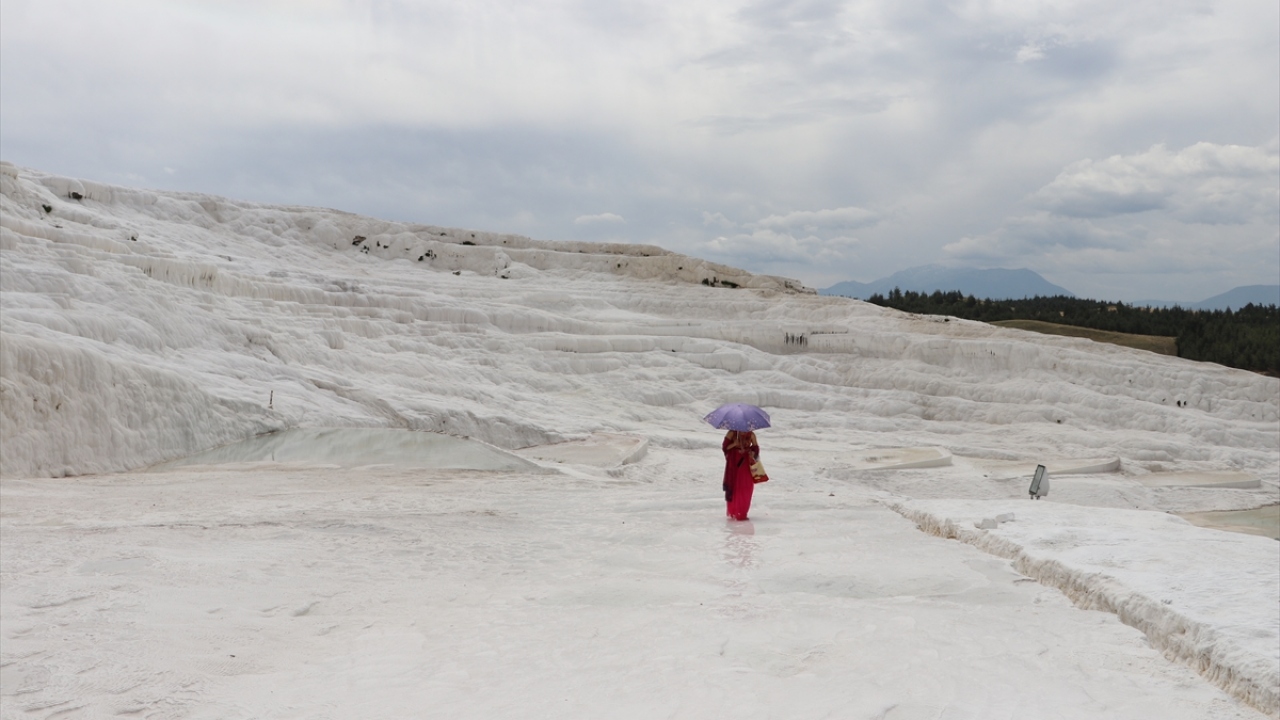 Travertenlerde yürüyen misafirler sık sık fotoğraf çektirdi. 