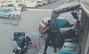 Otomobil ile dükkan arasında kalmaktan son anda kurtuldu