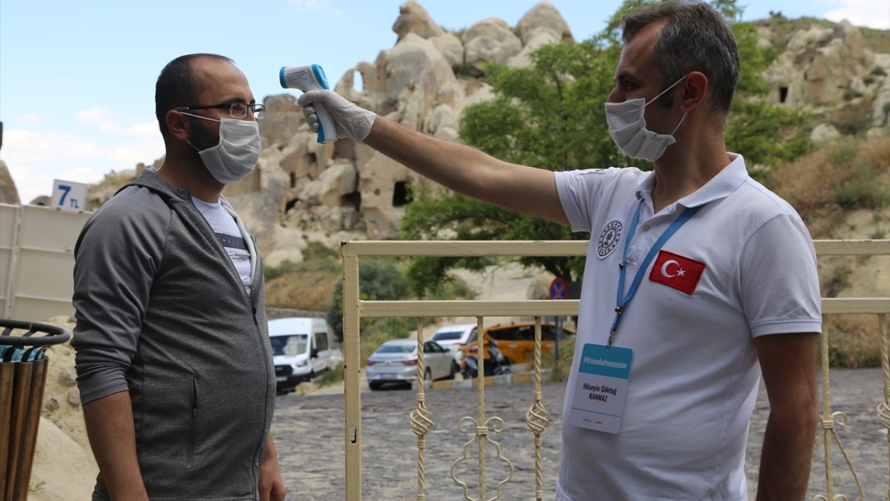 Göreme Açık Hava Müzesinde eşi ile gezinti yapan Uğur Sevinç, mart ayından beri sadece gıda alışverişi için dışarı çıktıklarını, normalleşme sürecinde ilk adımı müzeye attıklarını belirtti.