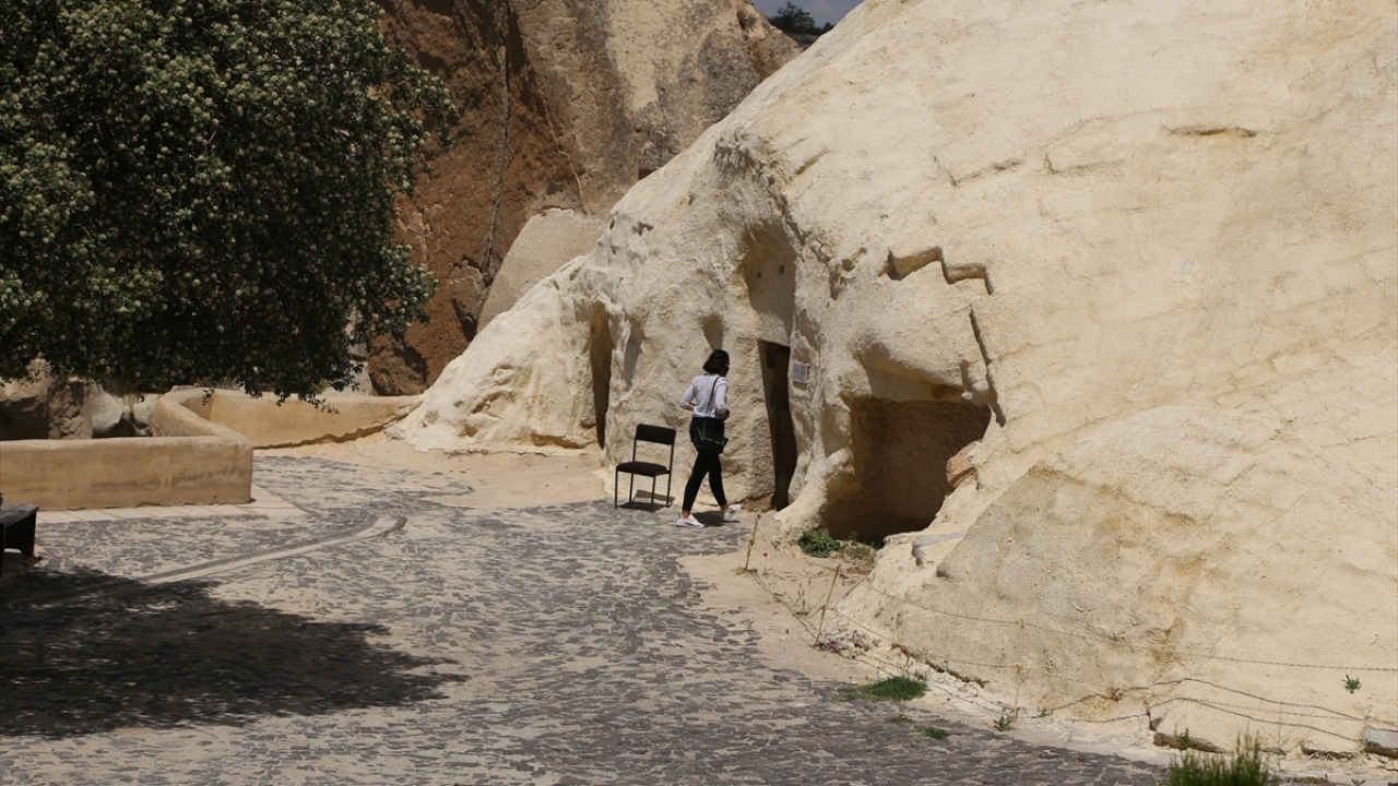 Göreme Turizm Geliştirme Kooperatifi Başkanı Mustafa Durmaz da bölgedeki müze ve ören yerlerinin açılmasıyla birlikte turizm sezonunun da gecikmeli başladığını ifade etti.