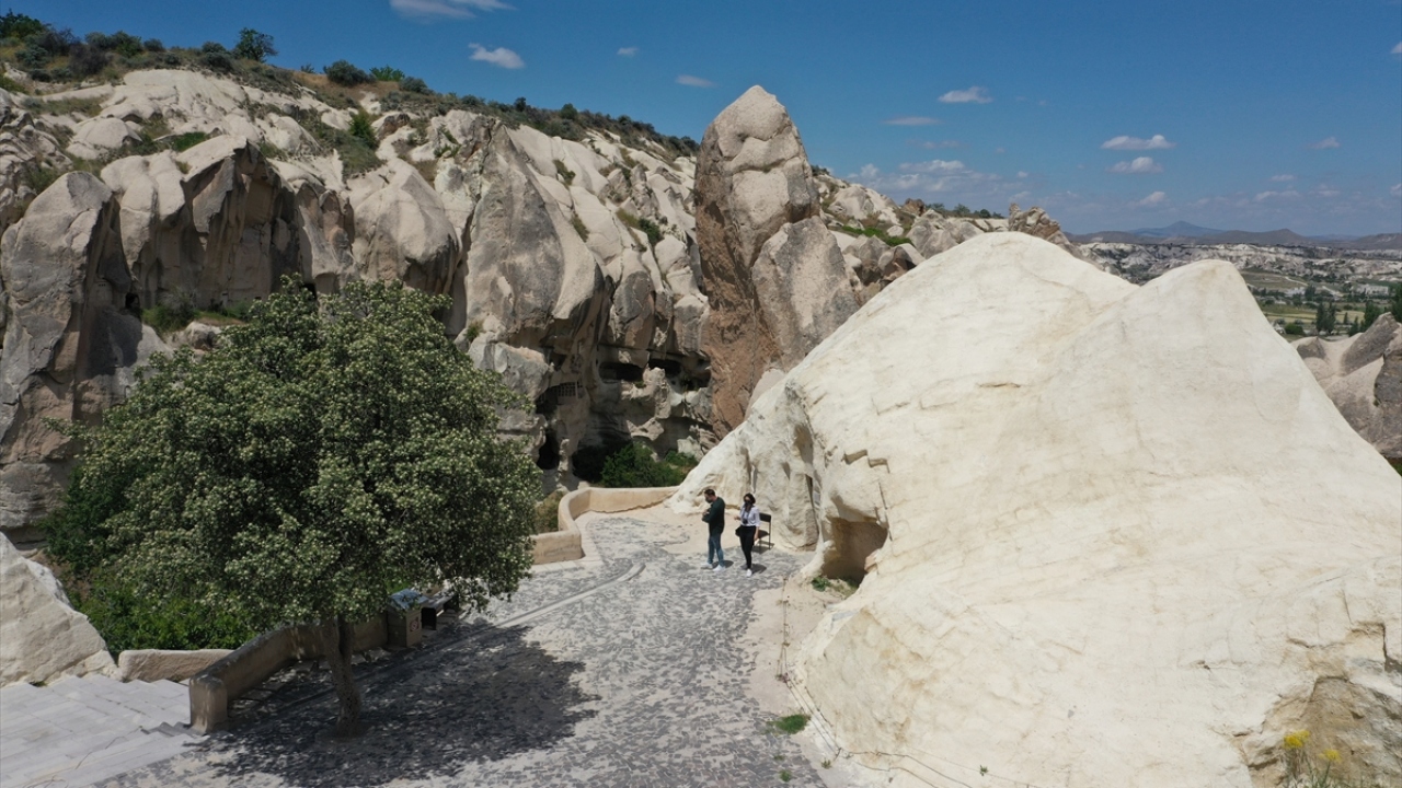 UNESCO Dünya Miras Listesi`ndeki Kapadokya bölgesinde, uzun bir aradan sonra az sayıda ziyaretçi, Paşabağı ve Zelve Ören Yeri ile Derinkuyu ve Kaymaklı yer altı şehirlerini gezdi.