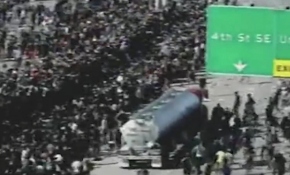 ABD'de tır, protestocuların arasına daldı