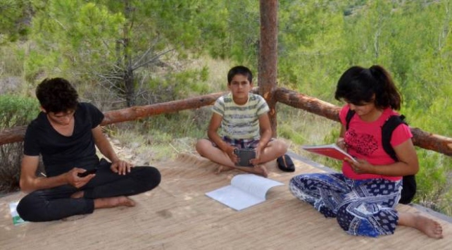 Derslerini Toroslarda kurdukları çardakta yapıyorlar