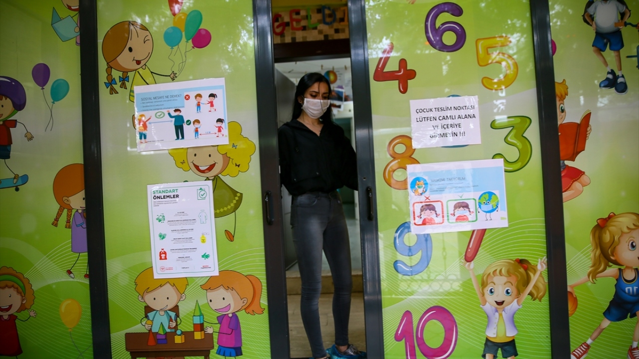 Açılış öncesinde kreş ve çocuk bakım evlerinde, hummalı bir temizlik ve dezenfeksiyon işlemi yapıldı. 