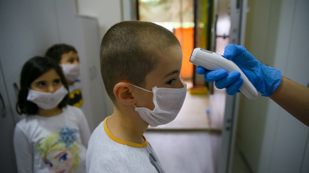 Kreşlerde çocuklar, ateşleri ölçülerek içeriye alındı. 