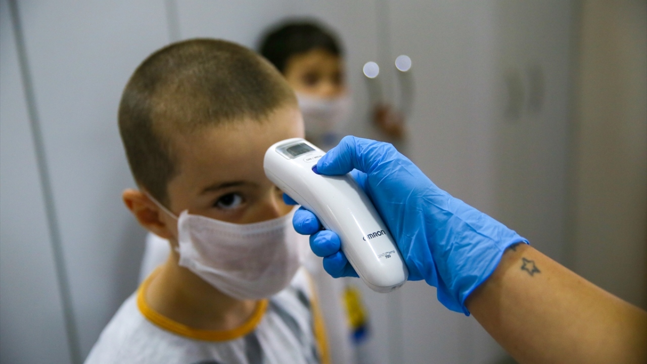 Buca ilçesindeki Zübeyde Hanım Eğitim Kurumları Anaokulunda da öğretmenler, miniklerle buluşmanın heyecanını yaşadı. 