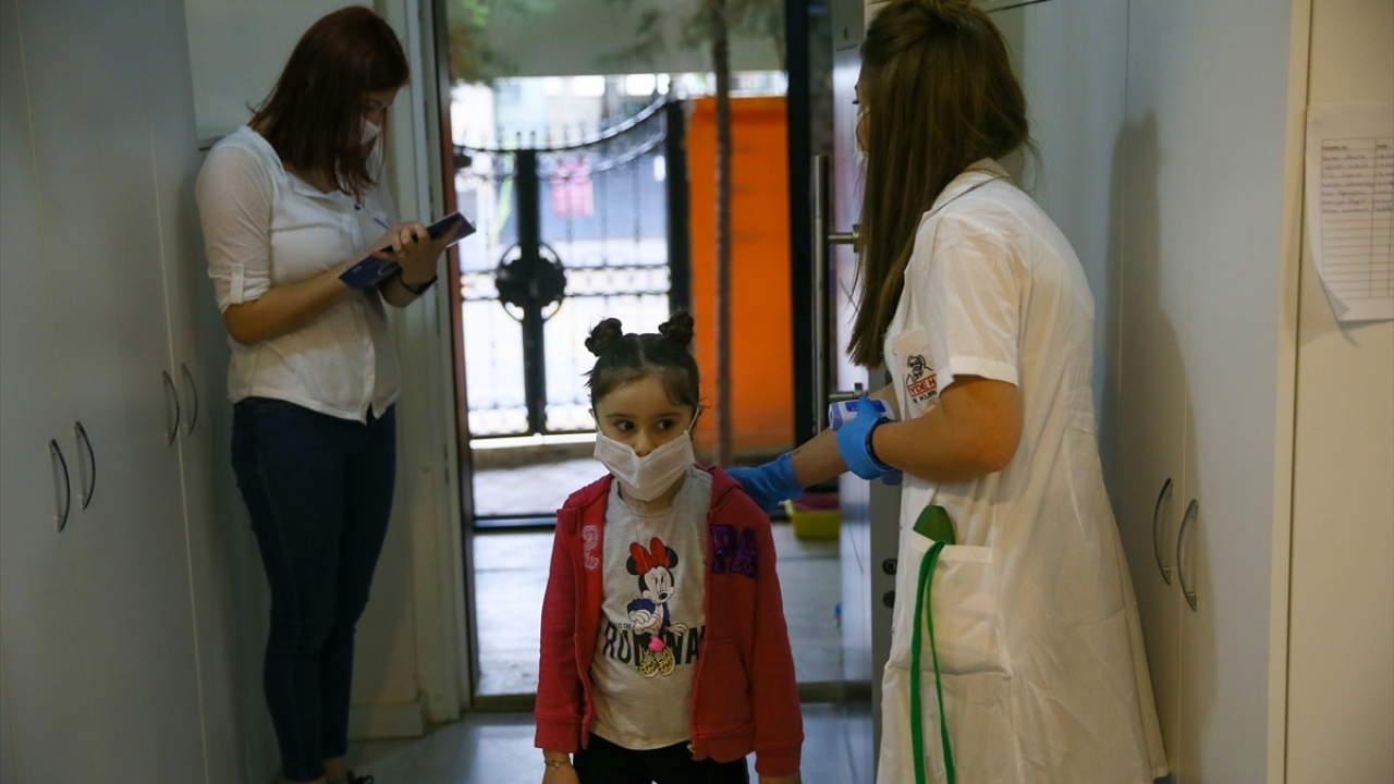 Okula az sayıda öğrenci gelirken, minikler bahçedeki oyunlar sayesinde mutlu oldu.