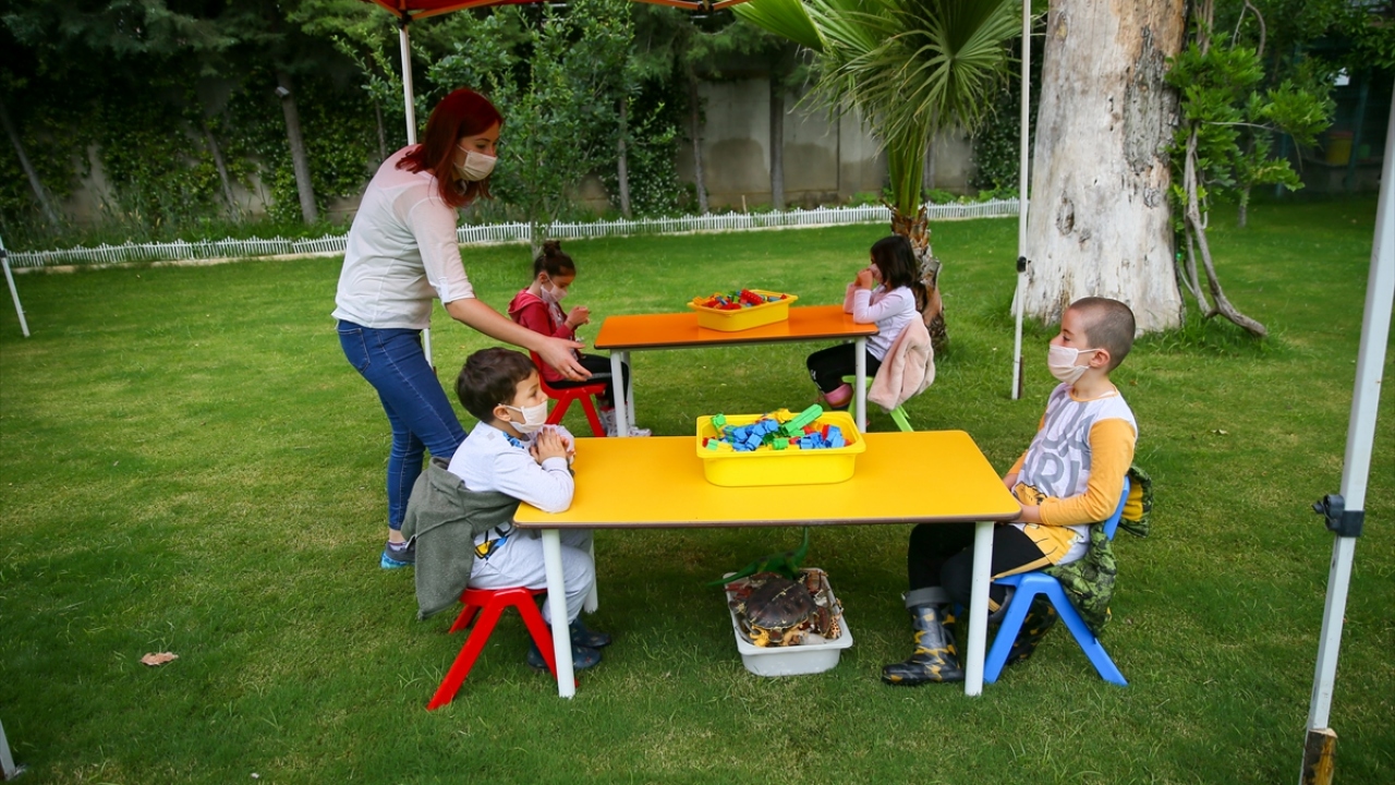 Okul Müdürü Nazan Keskin, yaptığı açıklamada, uzun sürenin ardından okula ve çocuklara kavuştukları için çok mutlu olduklarını ifade etti.