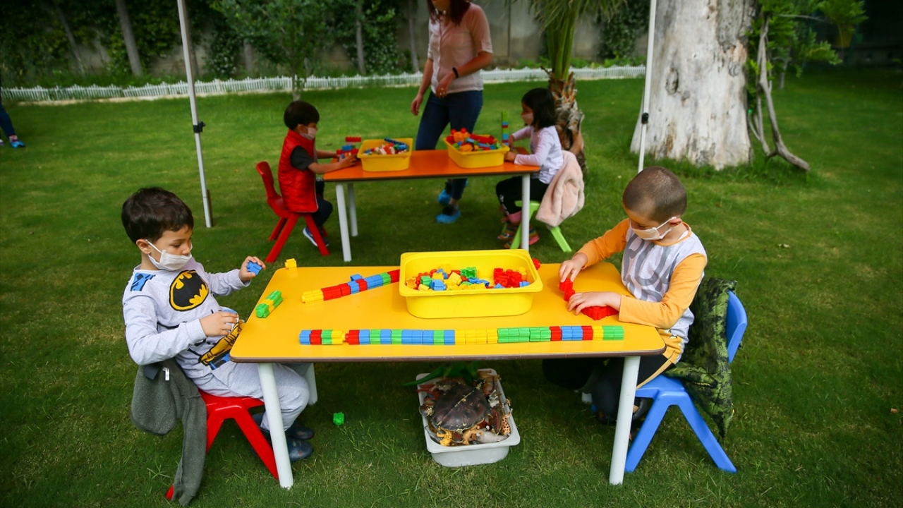 Nazan Keskin, Kovid-19 süreci öncesinde tam kapasiteyle çalışan okulun, yeni süreçte yarı kapasiteyle hizmet vereceğini dile getirerek, şunları kaydetti: