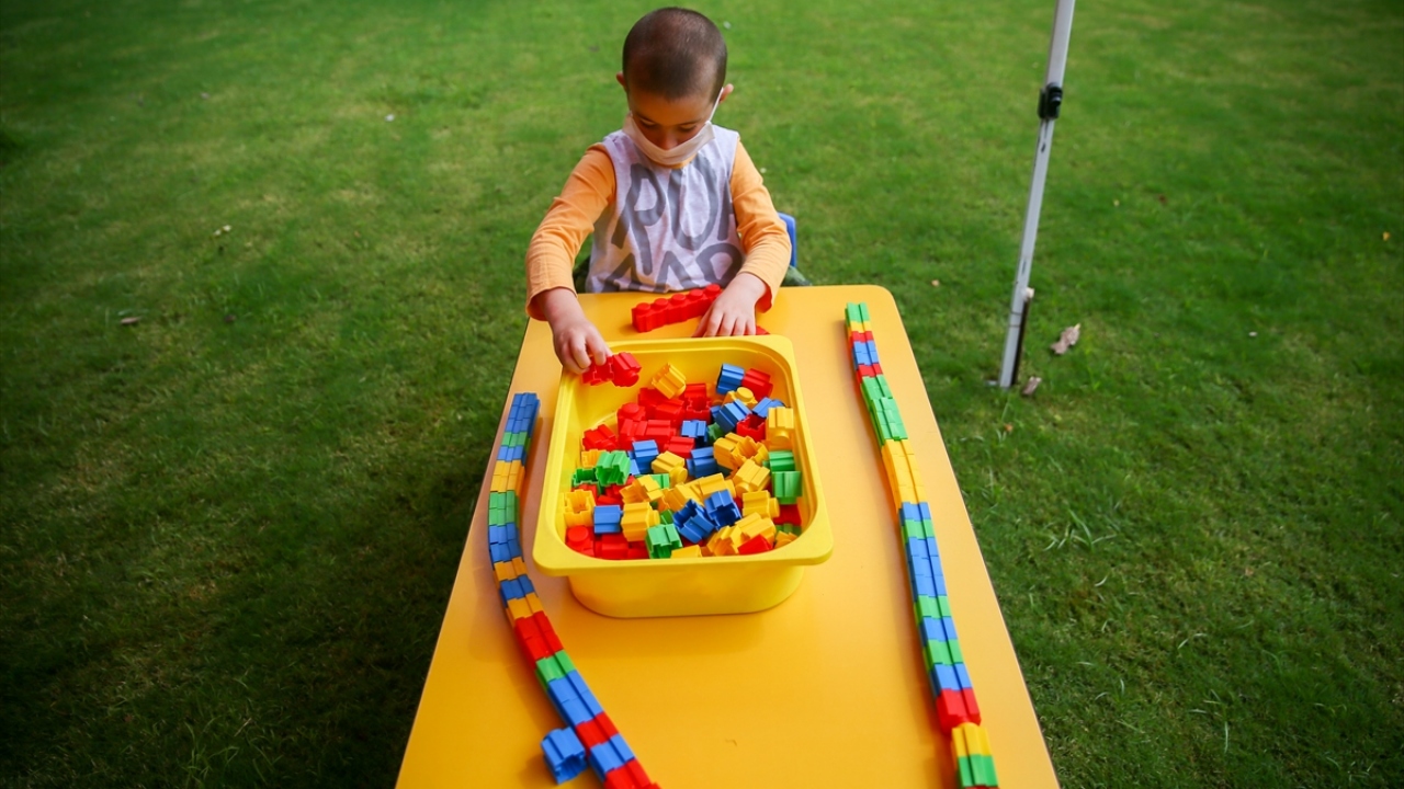 Çocuklardan Derin Yıldız da ailesinden ayrıldığı için üzüldüğünü ama okulunu ve arkadaşlarını çok özlediğini ifade etti.