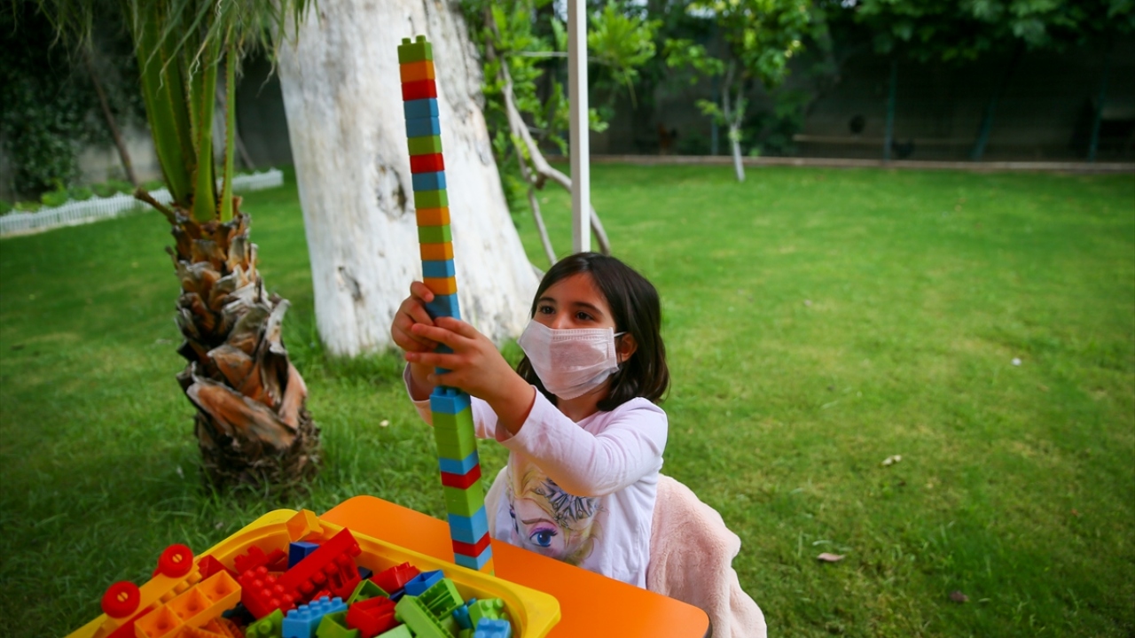 Özra Öztürk ise öğretmenleri ve arkadaşlarıyla buluşacağı için heyecanlı olduğunu dile getirdi.