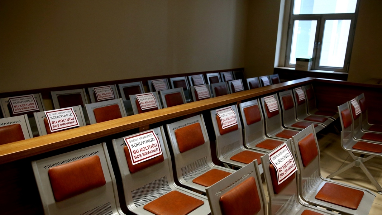 Adalet Bakanlığı, Sağlık Bakanlığı ve Koronavirüs Bilim Kurulu`nun önerileri kapsamında bugün itibarıyla adliyelerde normalleşme dönemi uygulamaları hayata geçti.