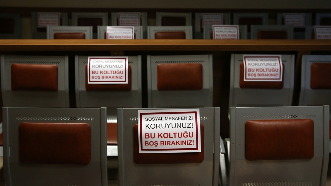 Adliyelere girecek kişi ve duruşma salonuna alınacak izleyici sayıları sosyal mesafe kuralları dikkate alınarak belirlenecek. 