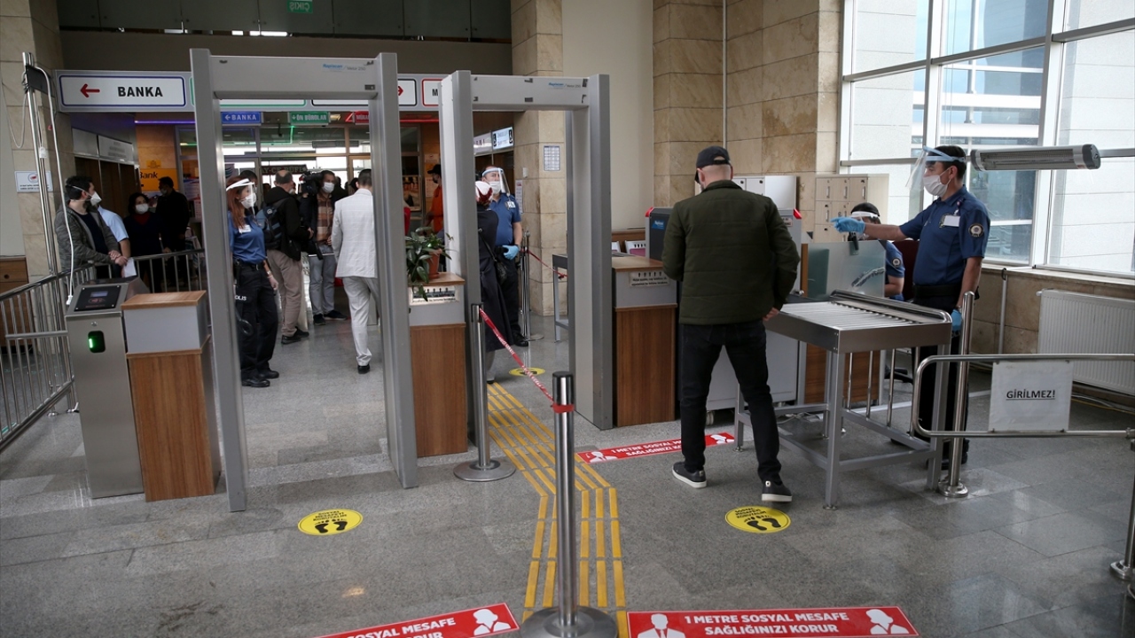 Buna göre, maskesi olmayanlar ve herhangi bir iş ve işlemi olduğunu ispat edemeyenler adliyeye giremeyecek. Adliyelere girişte ateş ölçümü yapılacak, ateşi 38 dereceyi geçenler sağlık kurumuna yönlendirilecek.