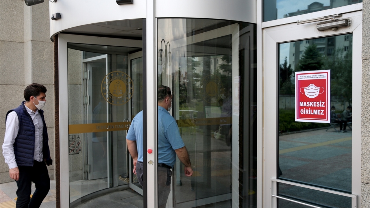 Adliyelerin ve duruşma salonlarının sağlık koşullarına uygun olarak steril hale getirilmesi, sosyal mesafe kuralına uyulması, duruşma öncesi ve sonrasında salonların havalandırılması gibi tedbirler uygulanacak. 