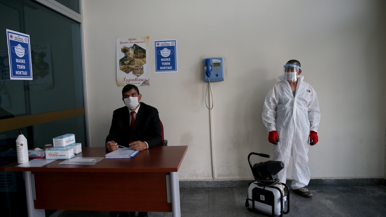 Güvenlik personeli ve ön büro çalışanları, tıbbi maske ve koruyucu gözlük kullanacak, ön bürolar dış mekanlarda konumlandırılacak. 