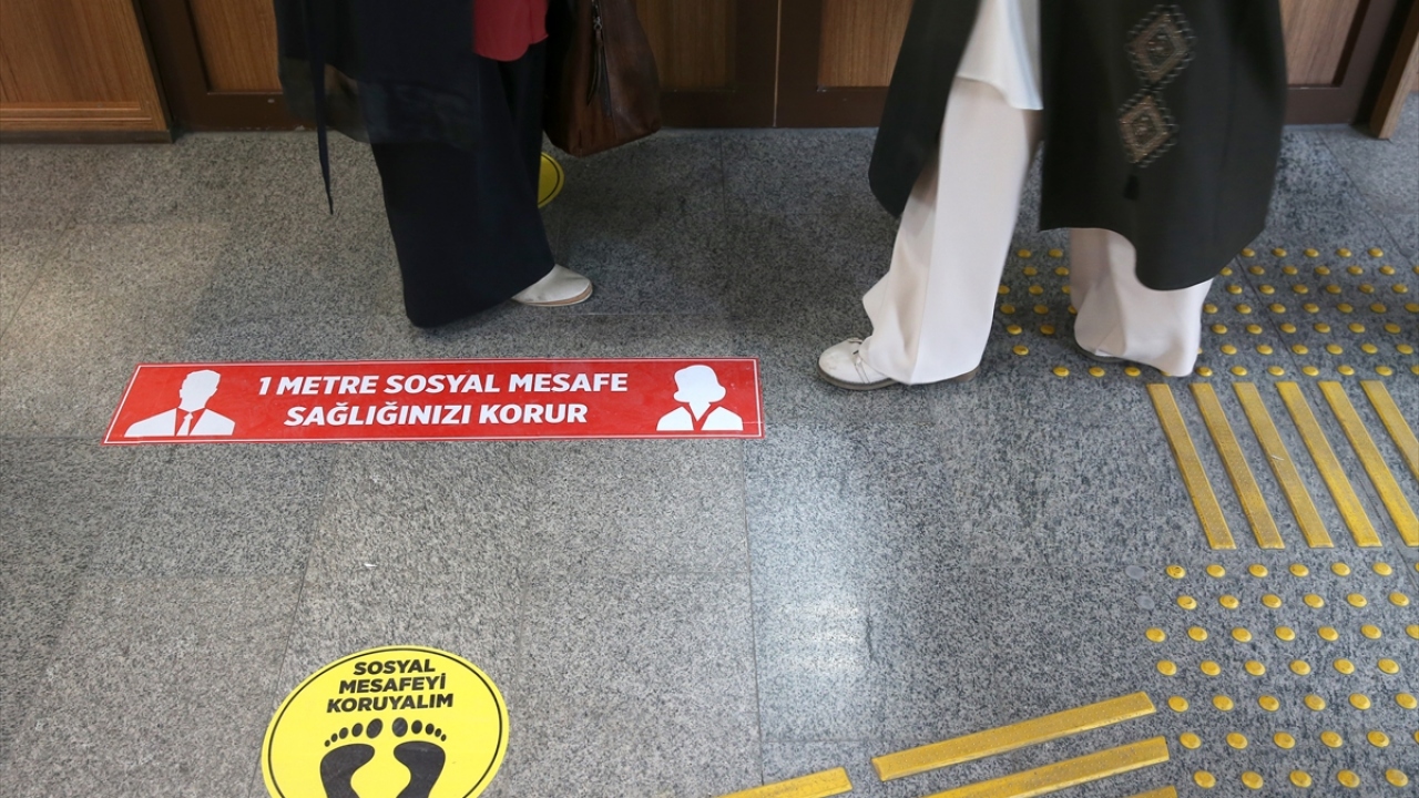 Hakimler, savcılar, avukatlar ve tüm personel maske kullanacak. 