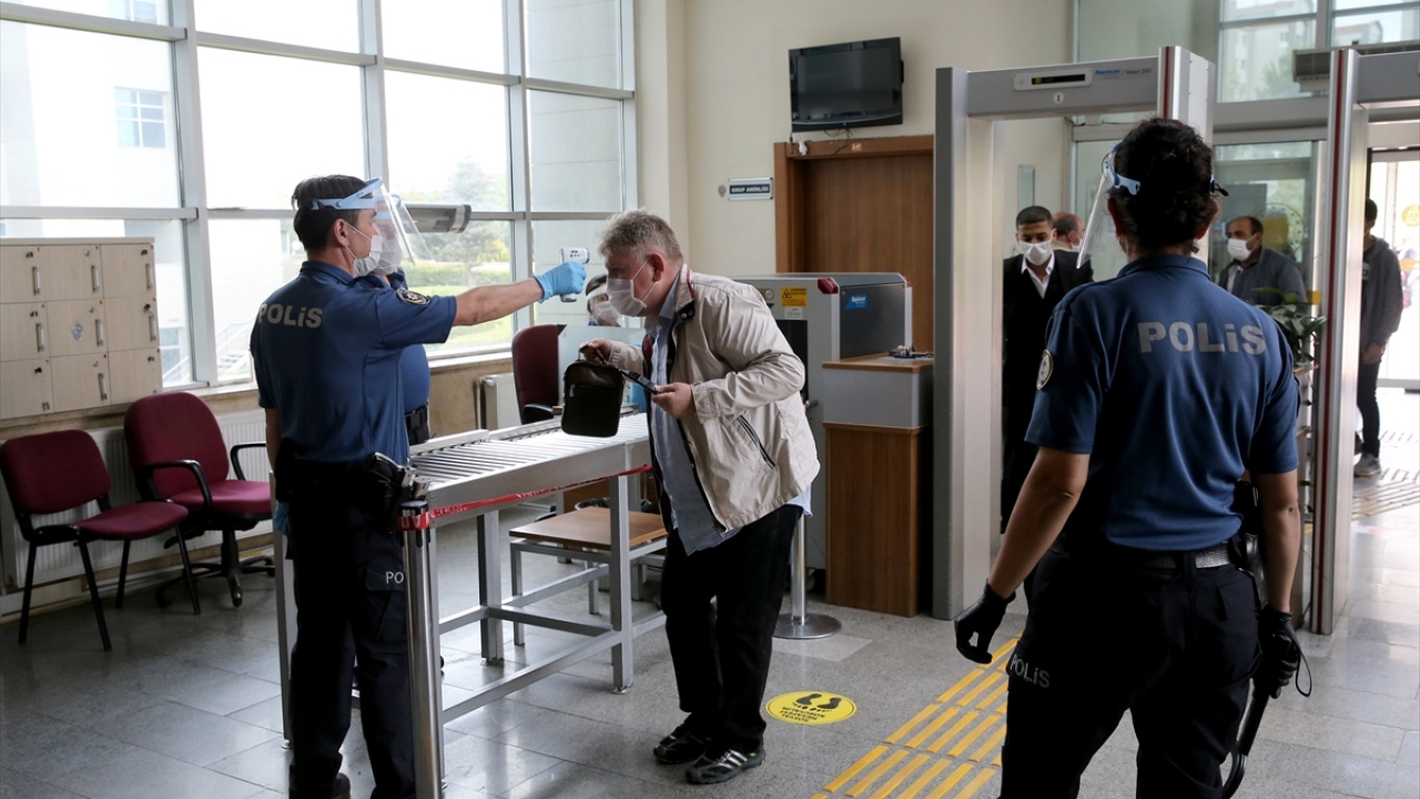 Duruşmaların haftanın her gününe ve gün içine yayılmasını sağlayacak düzenlemeler yapılacak. 