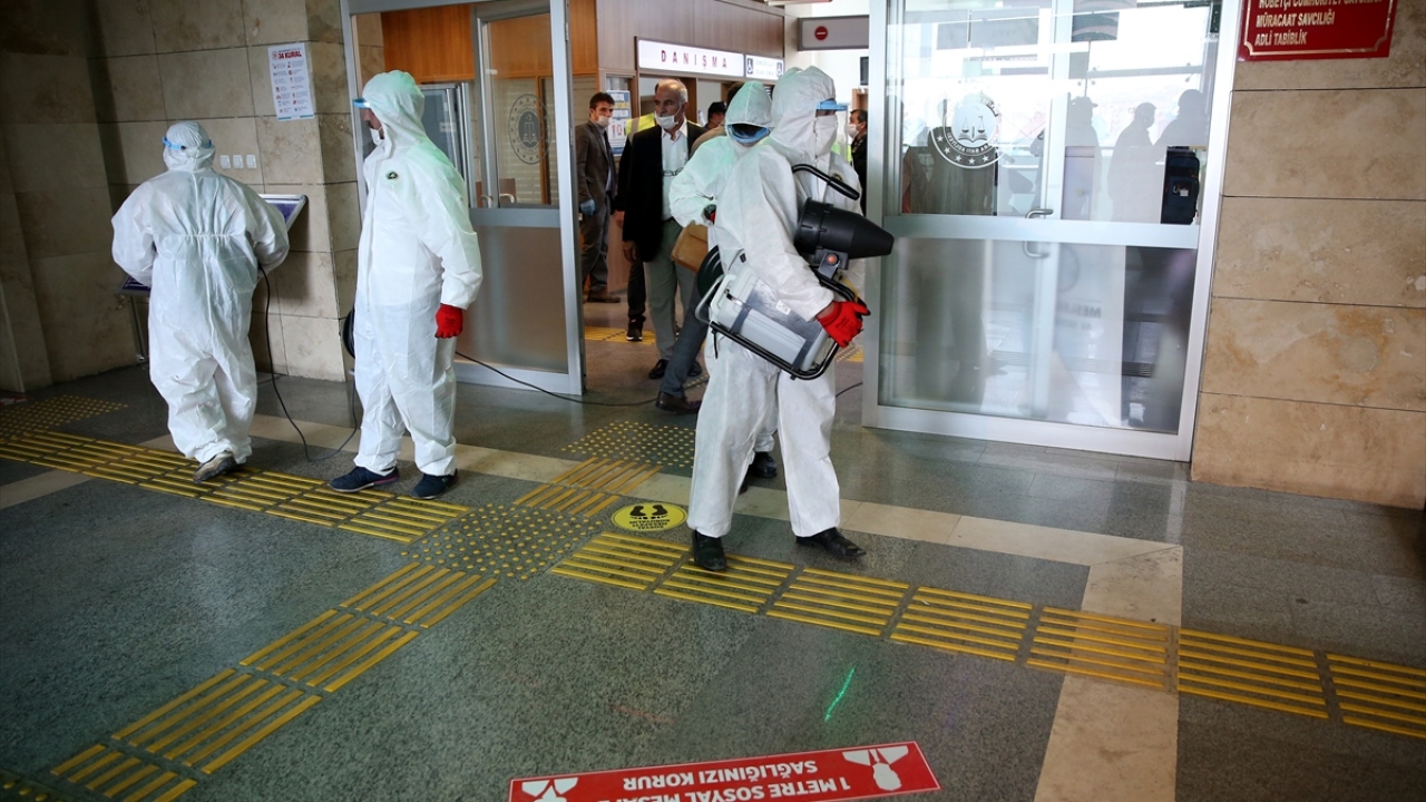 Duruşma, Cumhuriyet savcılıklarına müracaat, icra takibi gibi işlerde sosyal mesafe kuralları uygulanacak, en az bir metre aralıklarla zemin işaretlemesi yapılacak.