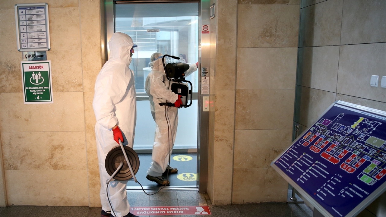 Adliyelerde merkezi havalandırma sistemleri kullanılmayacak, duruşma salonlarında dış ortam havalandırması yapılacak.