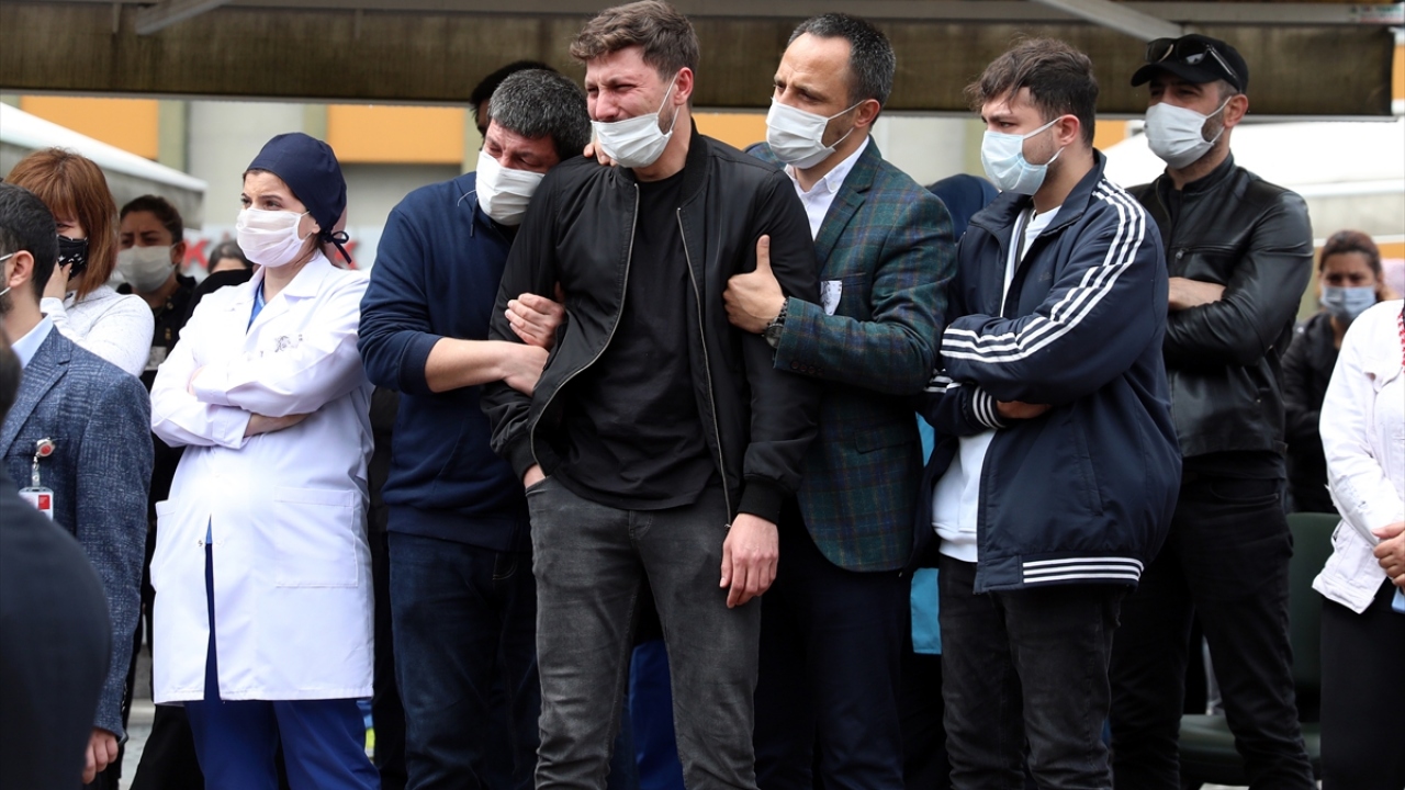 Akçabelen`in cenazesi, tören için cenaze aracıyla hastane bahçesine getirildi. 