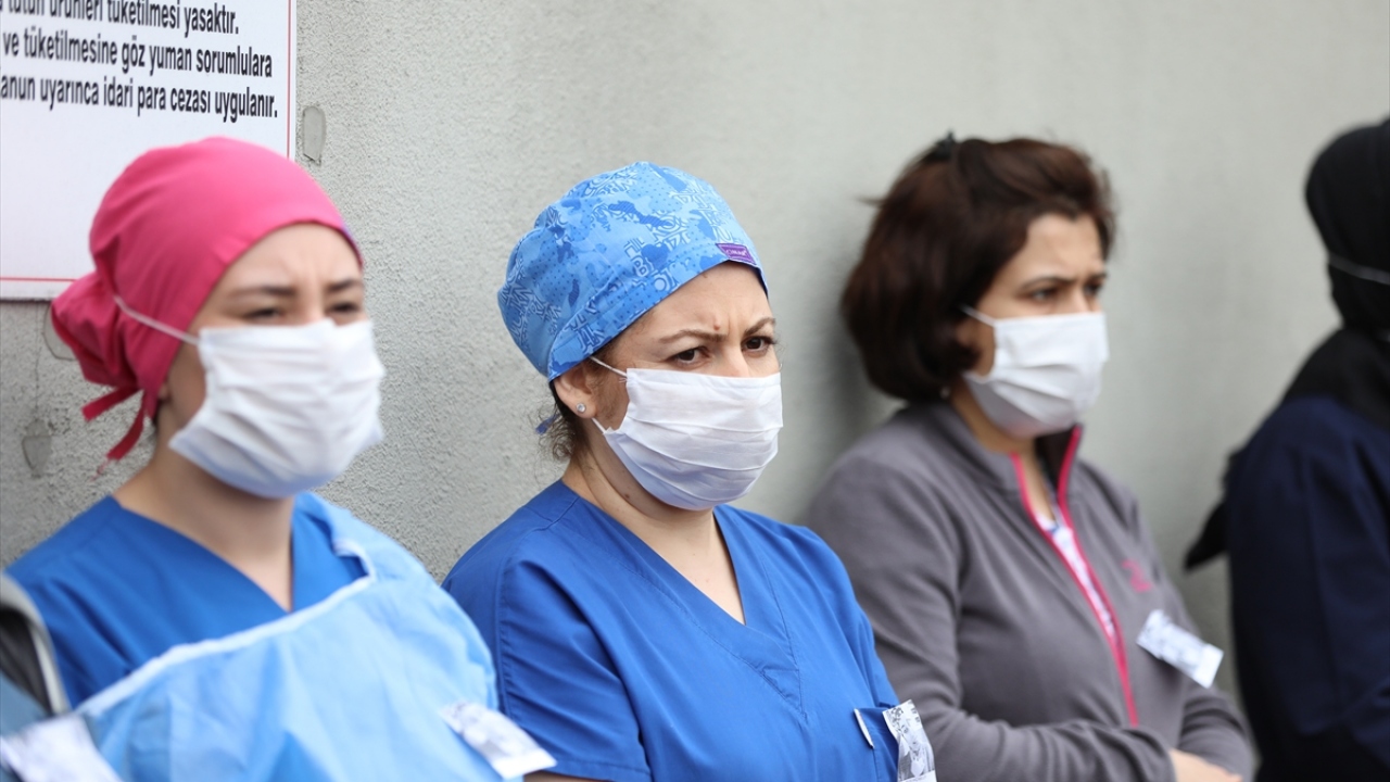 Mehmet Akif Ersoy Göğüs Kalp Damar Cerrahisi Eğitim Araştırma Hastanesi Başhekimi Doç. Dr. Mehmet Ertürk burada yaptığı konuşmada, Akçabelen`in 10 yıl boyunca mesleği ve insanlara hizmet için canla başla mücadele ettiğini söyledi. 