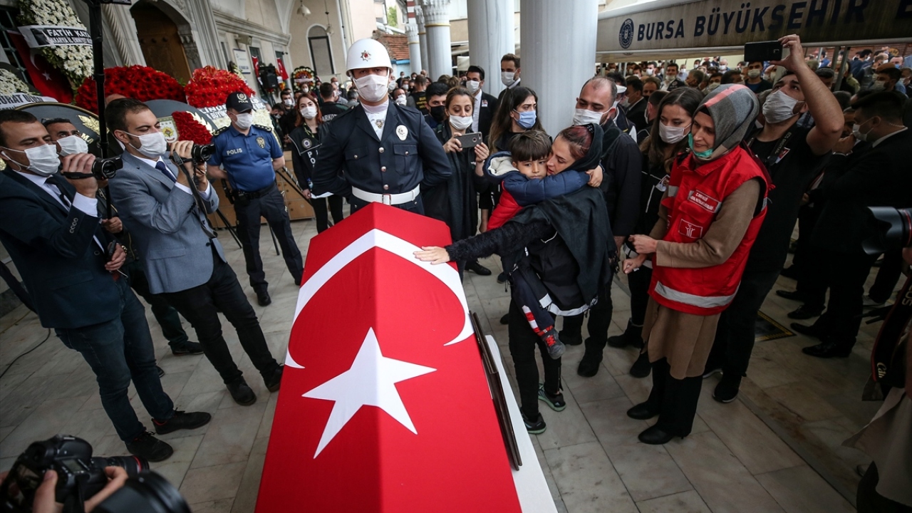 Gazi Orhanbey Camisi`nde düzenlenen törende Erman Özcan`ın eşinin polis yeleği (sağda), oğlunun (solda) da polis üniforması giydiği görüldü. 