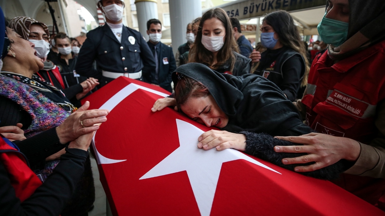 Gazi Orhanbey Camisi`nde düzenlenen törende Erman Özcan`ın eşi polis yeleği giyerek, şehidin tabutuna sarıldı.