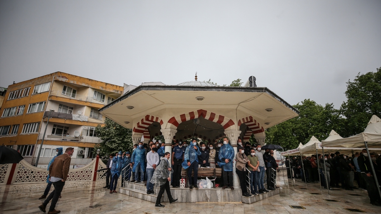 Tören sırasında aniden yağmur bastırınca tören katılanlar şadırvana sığındı.