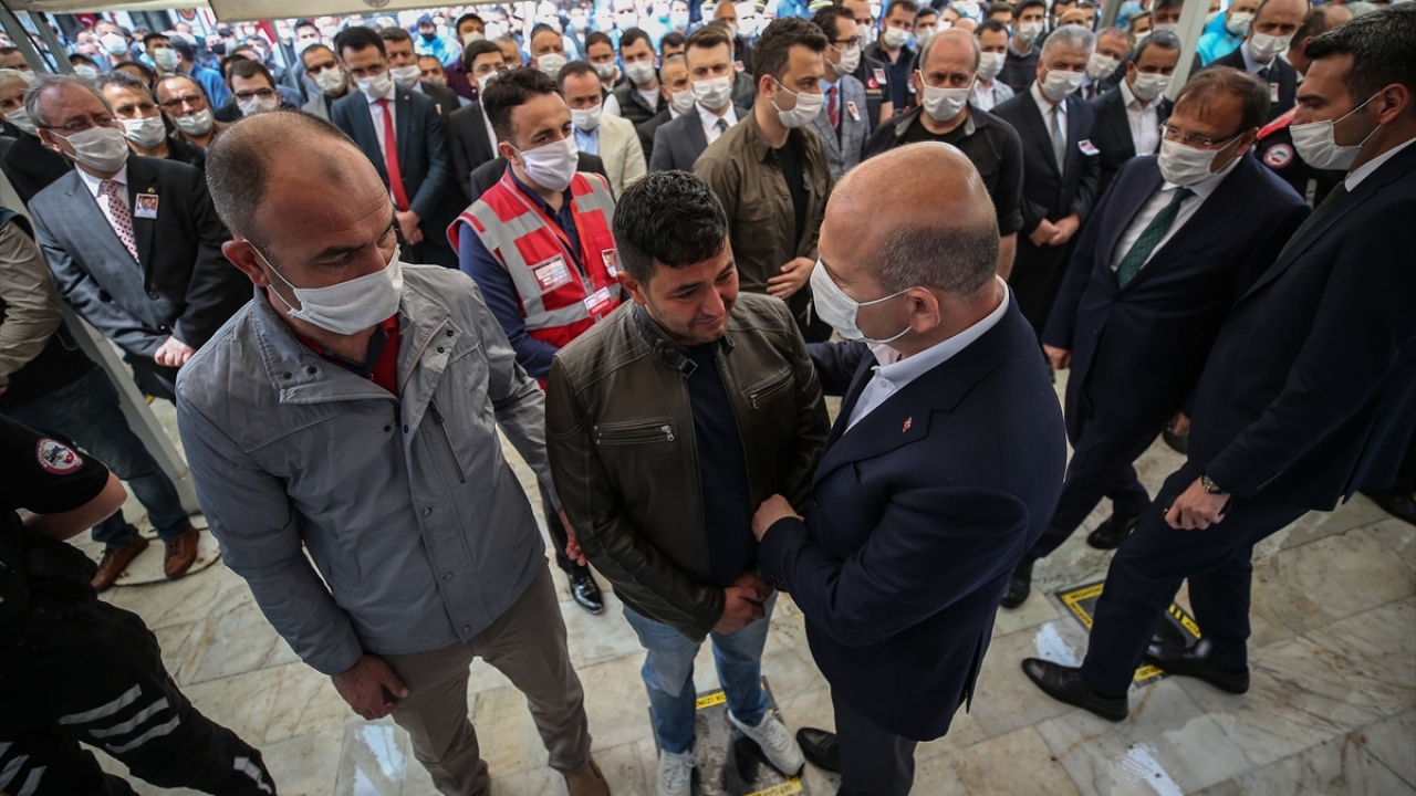 Törene katılan İçişleri Bakanı Süleyman Soylu (önde sağda), şehidin ağabeyi astsubay Erhan Özcan`ı (sol2), teselli etti.