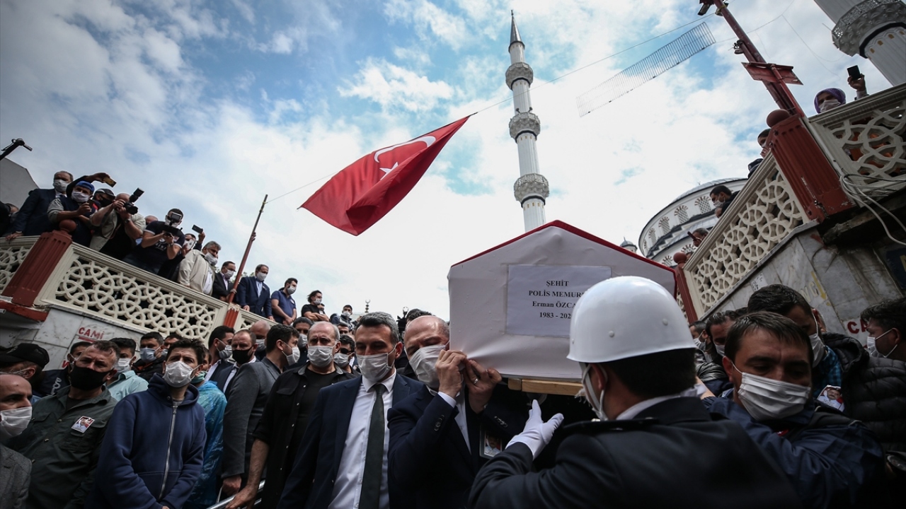 Törene katılan İçişleri Bakanı Süleyman Soylu, şehidin tabutunu bir süre taşıdı.